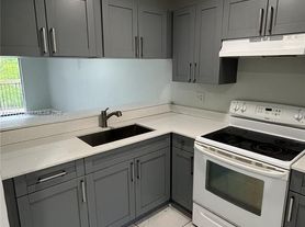 4010 Lakeside Dr