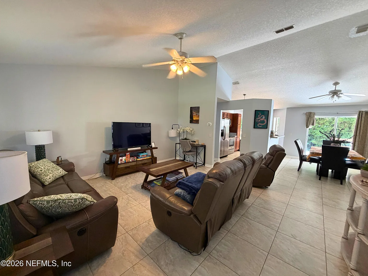3 bed, 2.0 bath, 1358 sqft, $3,200 — Photo 4