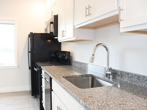 3rd image of 118 Old Colony Ave #1