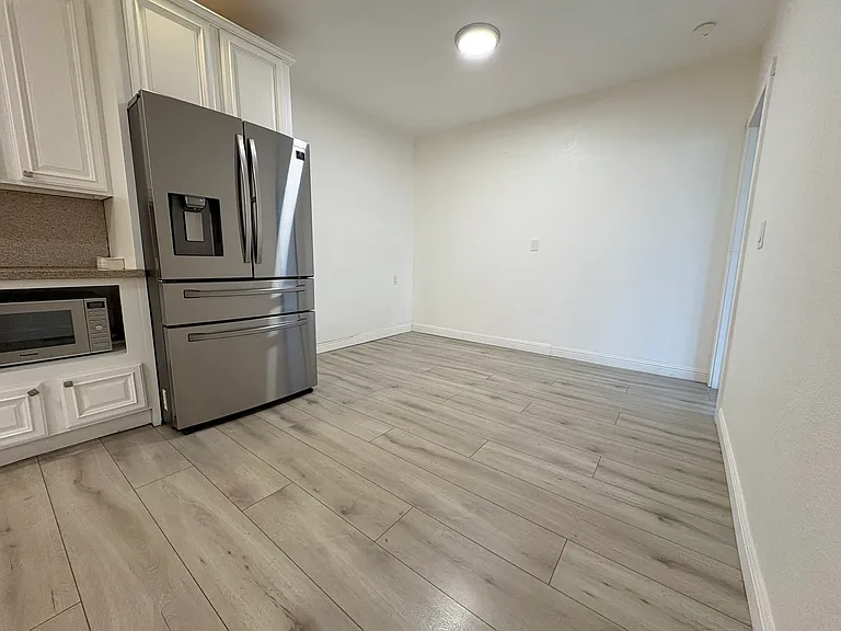 848 Girard St — Photo 7
