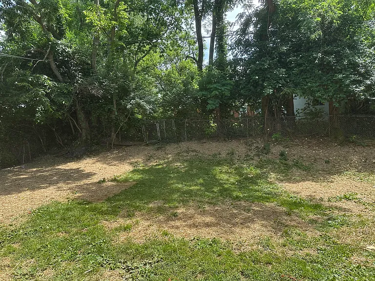 1072 Hudson Ave — Photo 11