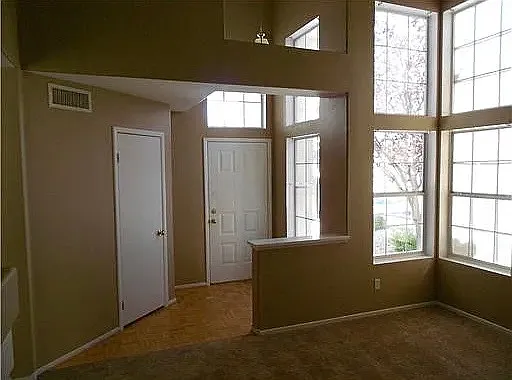 3 bed, 2.5 bath, 1758 sqft, $2,045 — Photo 3