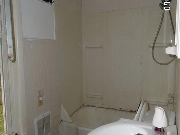 4th image of 819 N Main St