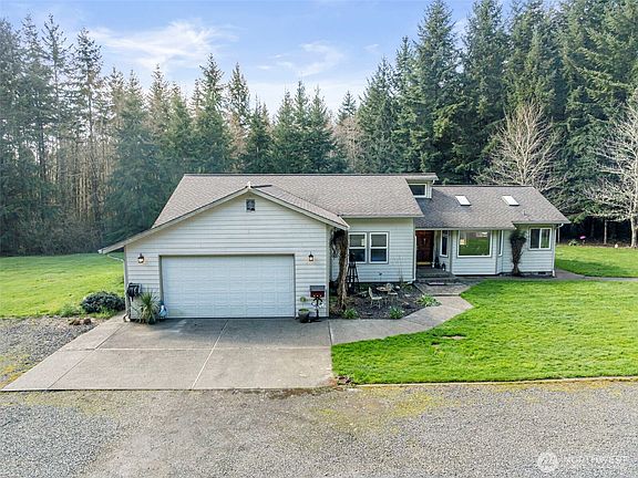 4th image of 123 Cherry Ln.