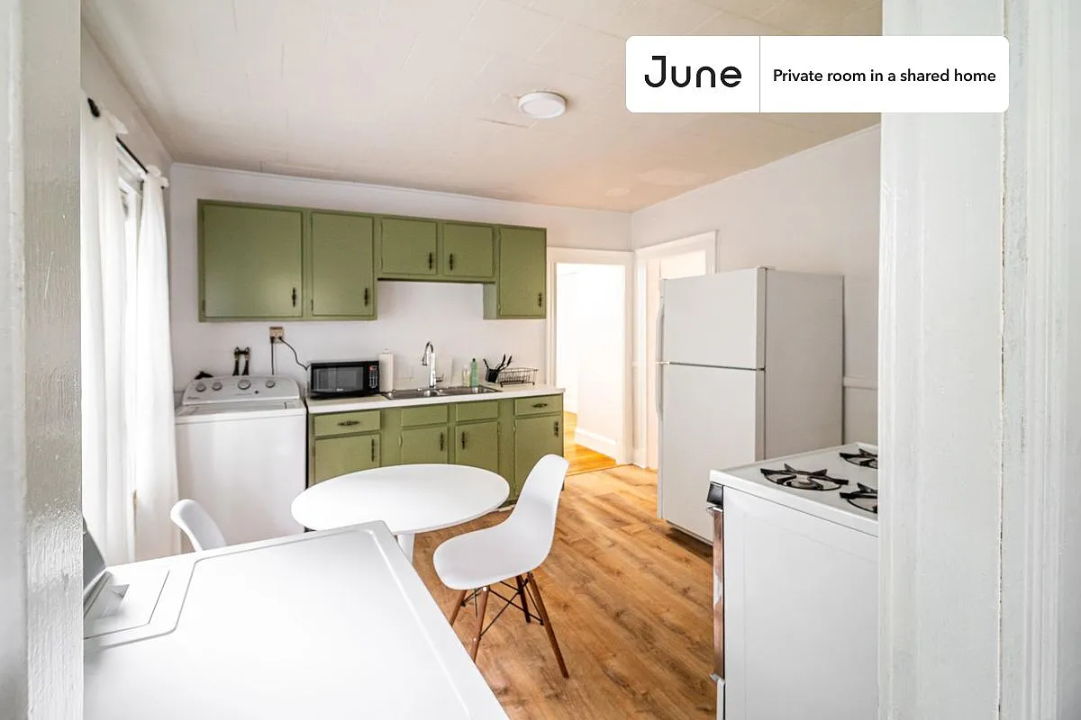 Full bedroom in 4 bed/1 bath home in Mission Hill #1227 A — Photo 4
