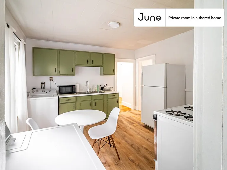 122 Hillside St #D — Photo 9