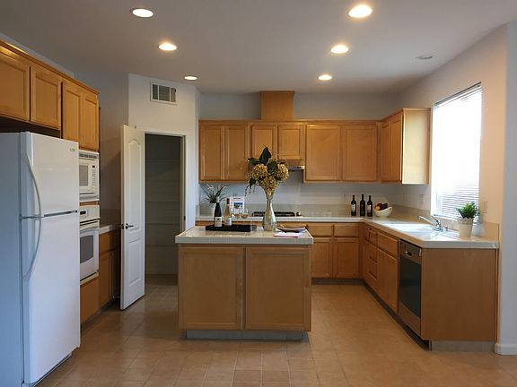 3rd image of 879 Meadow View Dr