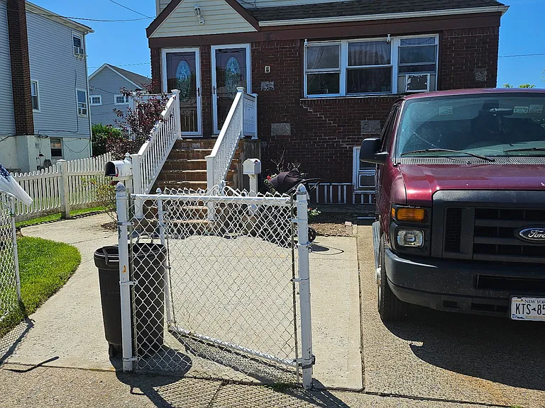 Island Pkwy — Photo 1