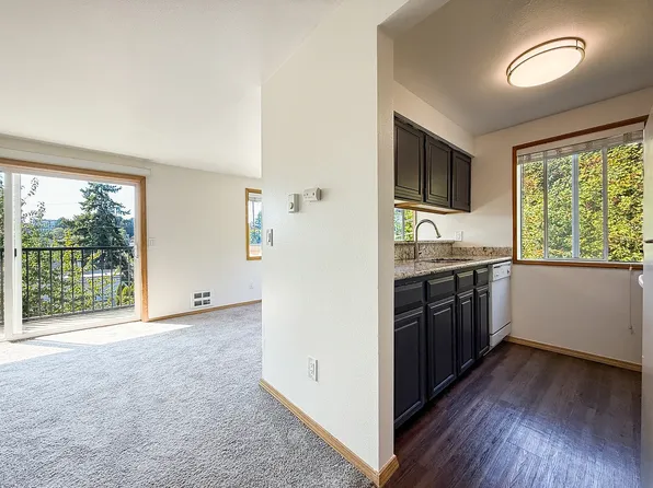 5001 38th Ave SW APT 2, Seattle, WA 98126