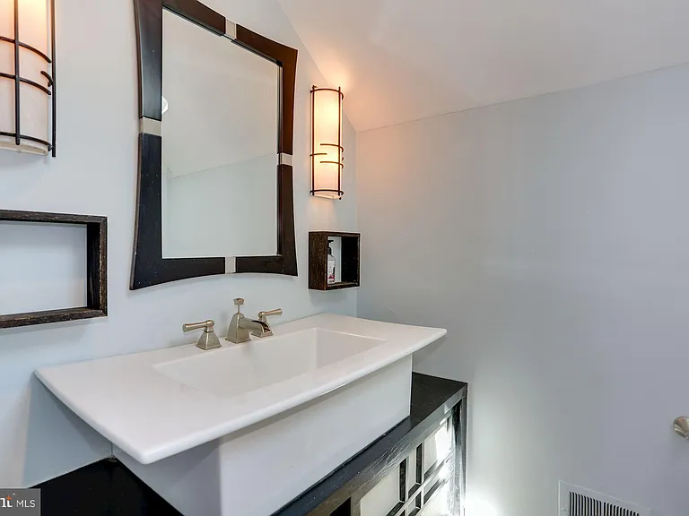 144 N Bedford St #B — Photo 11