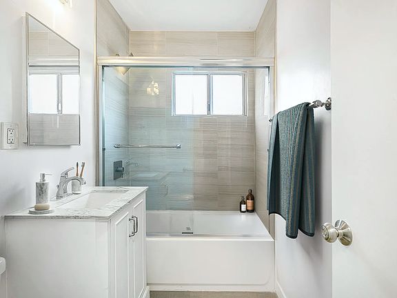 4th image of 2727 Abbot Kinney Blvd #14