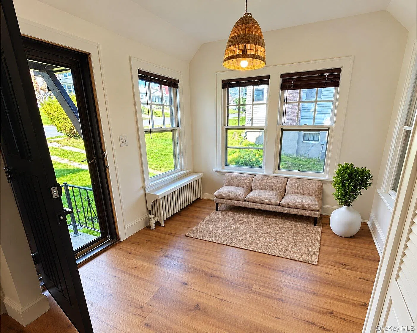2 bed, 1.0 bath, 1400 sqft, $2,150 — Photo 1