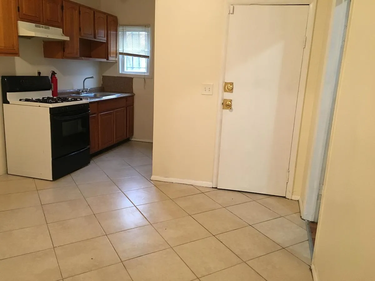 3 bed, 1100 sqft, $2,000 — Photo 4