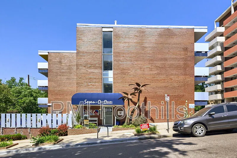 2 bed, 1.5 bath, 900 sqft, $1,587 — Photo 1