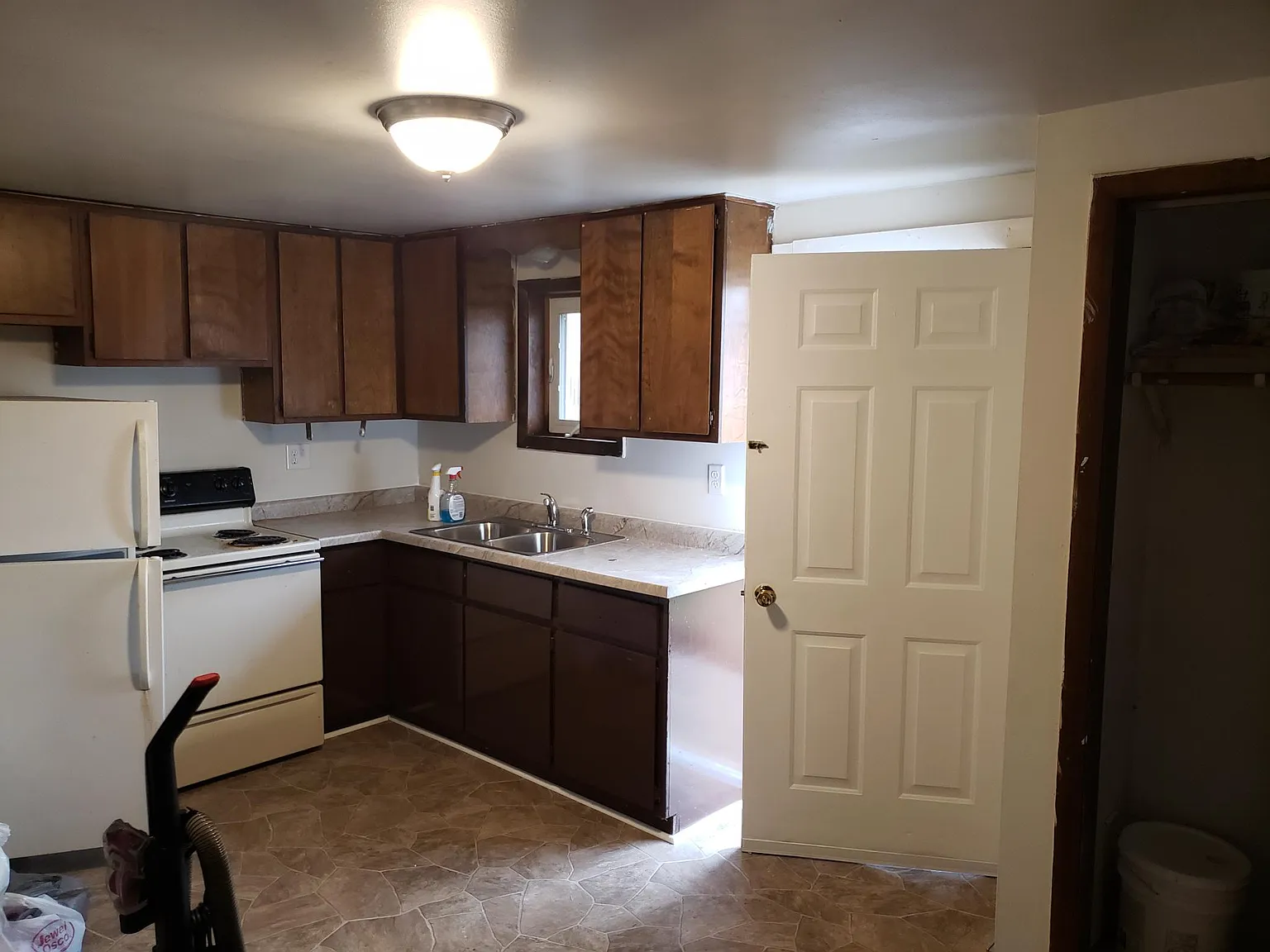 2 bed, 700 sqft, $975 — Photo 2