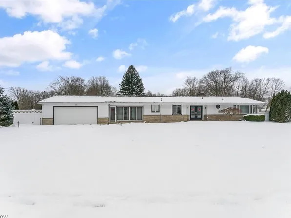 1151 Palmetto Dr, Hubbard, OH 44425