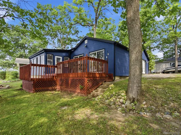 7389 Selma Dr, Fenton, MI 48430