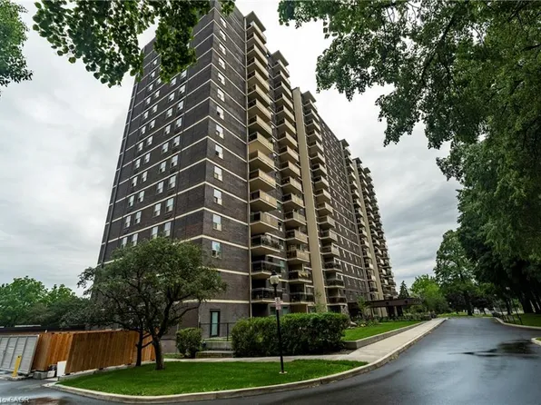 966 Inverhouse Dr #802, Mississauga, ON L5J 4B6