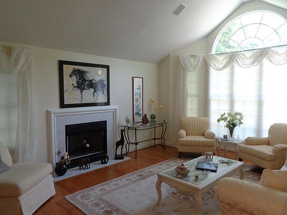 3rd image of 512 Autumn Ave