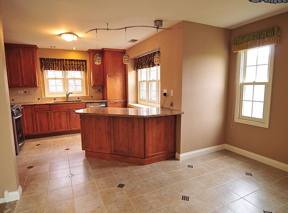 5th image of 1023 Brentwood Cir #105