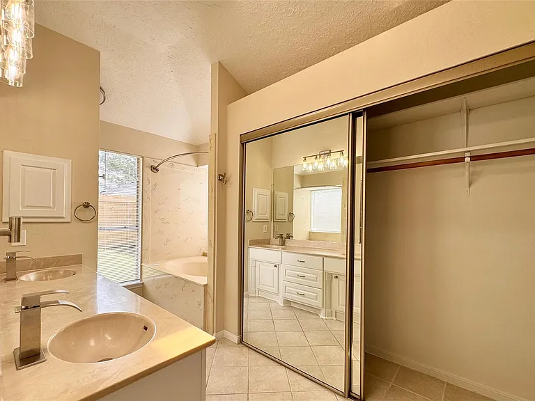 11746 Plumbrook Dr — Photo 10