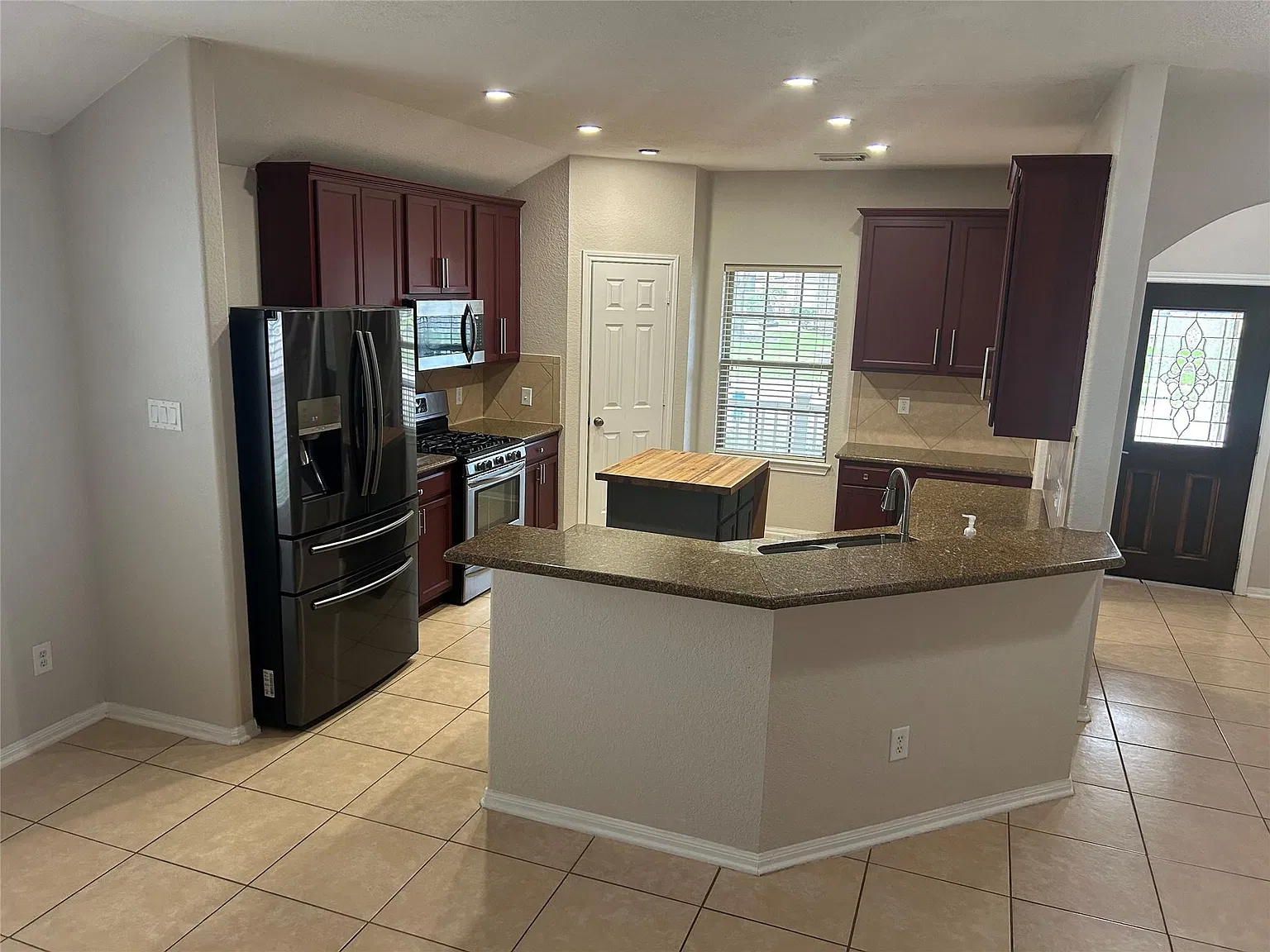 3 bed, 2.0 bath, 1682 sqft, $2,190 — Photo 4