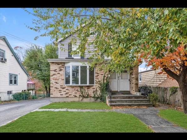 8 Jackson St, Glen Cove, NY 11542