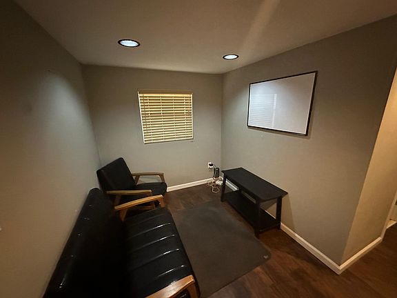 3rd image of 309 Hackberry St