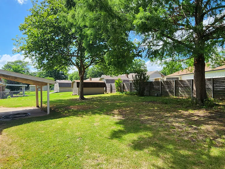 2804 E El Paso St — Photo 24