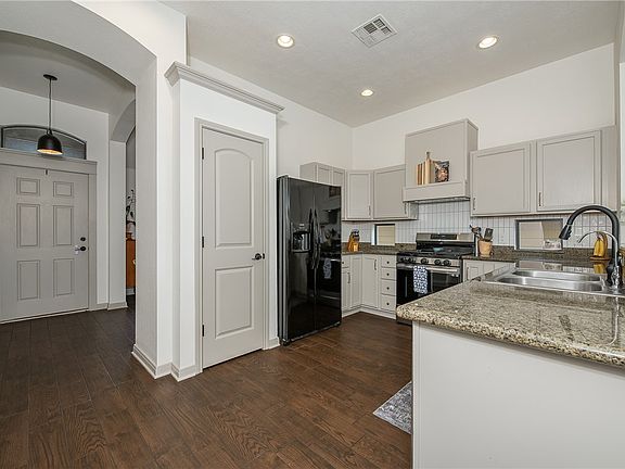 5th image of 2703 Silver Oak Dr