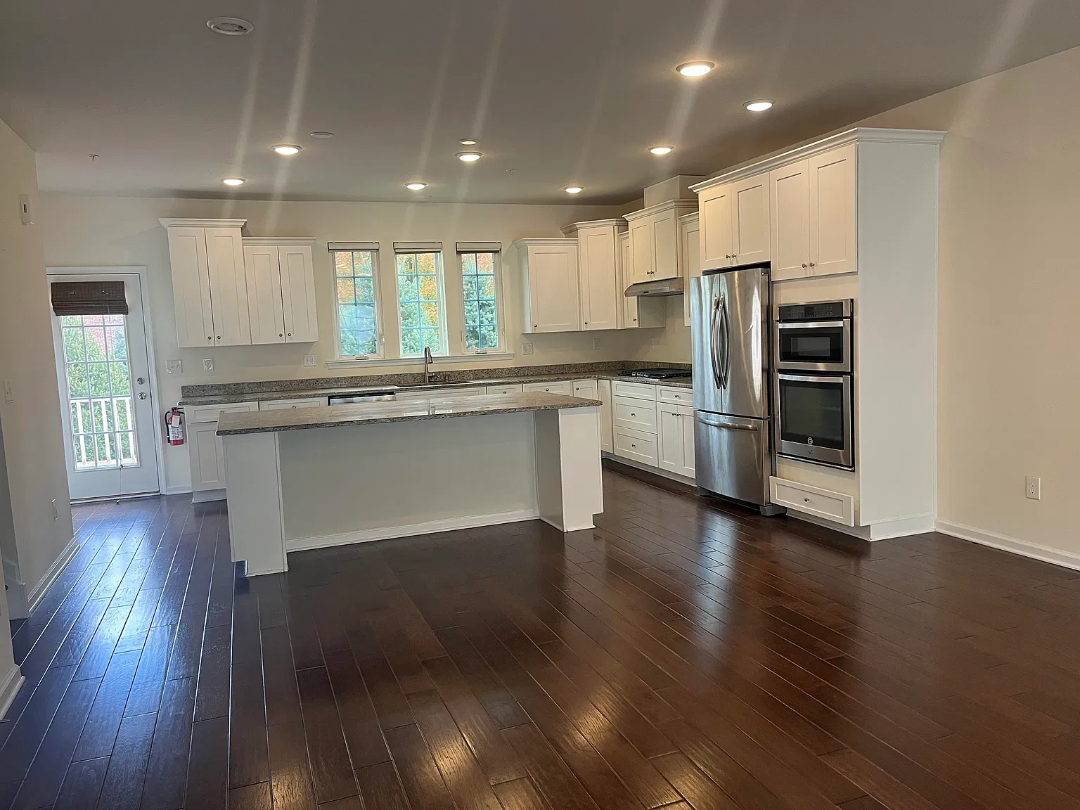3 bed, 2.5 bath, 1942 sqft, $6,500 — Photo 4