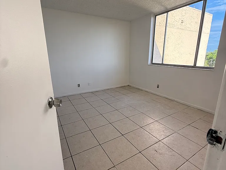 2830 Somerset Dr #N402 — Photo 3