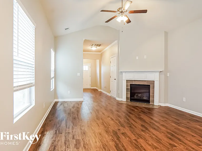 383 W Park Dr — Photo 2