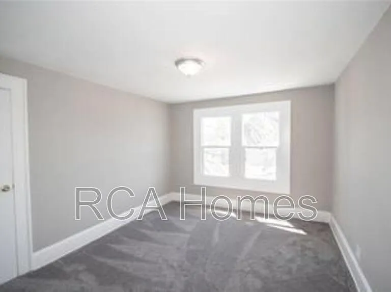 4118 E Washington St — Photo 4