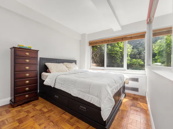 240 East 55th Street image 2 of 4