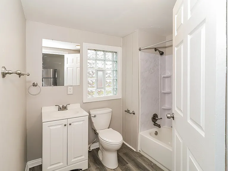 1196894_027_main_bathroom_13455563.jpg