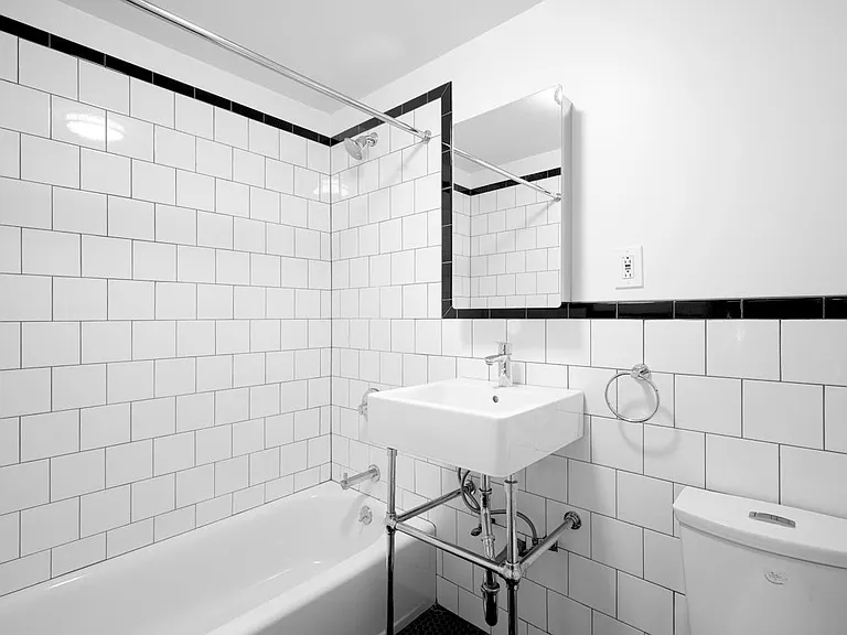 323 W 4th St #5D — Photo 6
