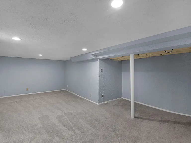 5577 N Kent Ave — Photo 28