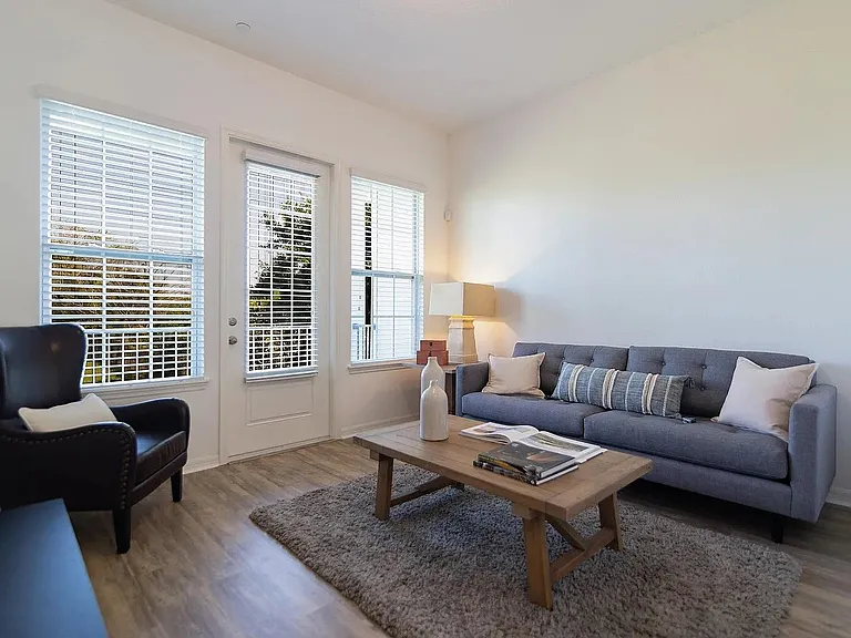 553 Majestic Palm Dr — Photo 4