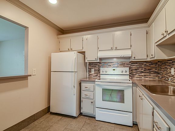 5th image of 302 Andover Pl S APT 163