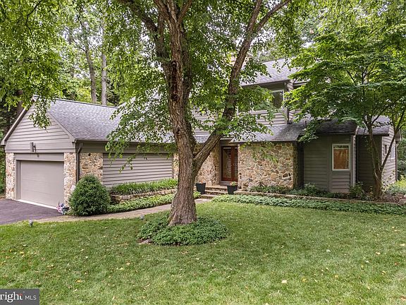 3rd image of 903 Trumpington Ln