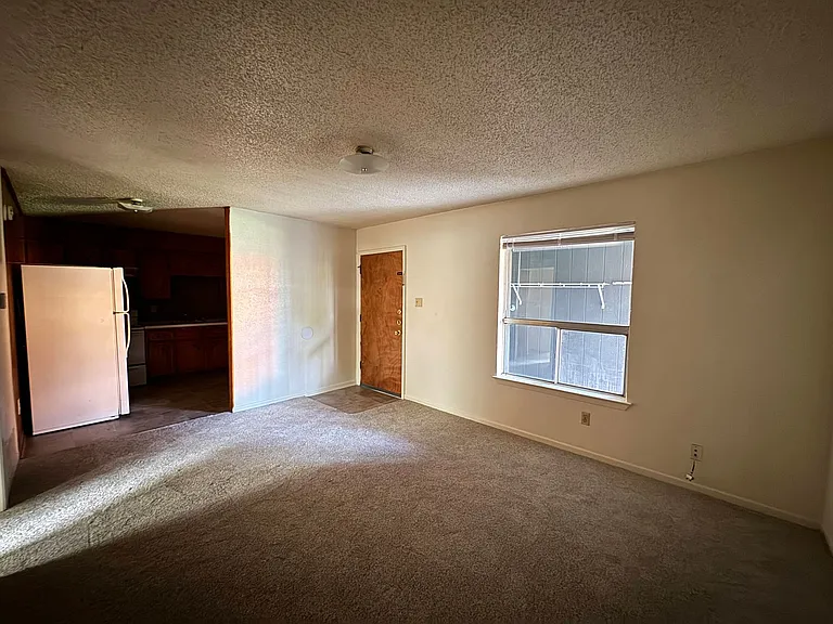425 W Ave C — Photo 18