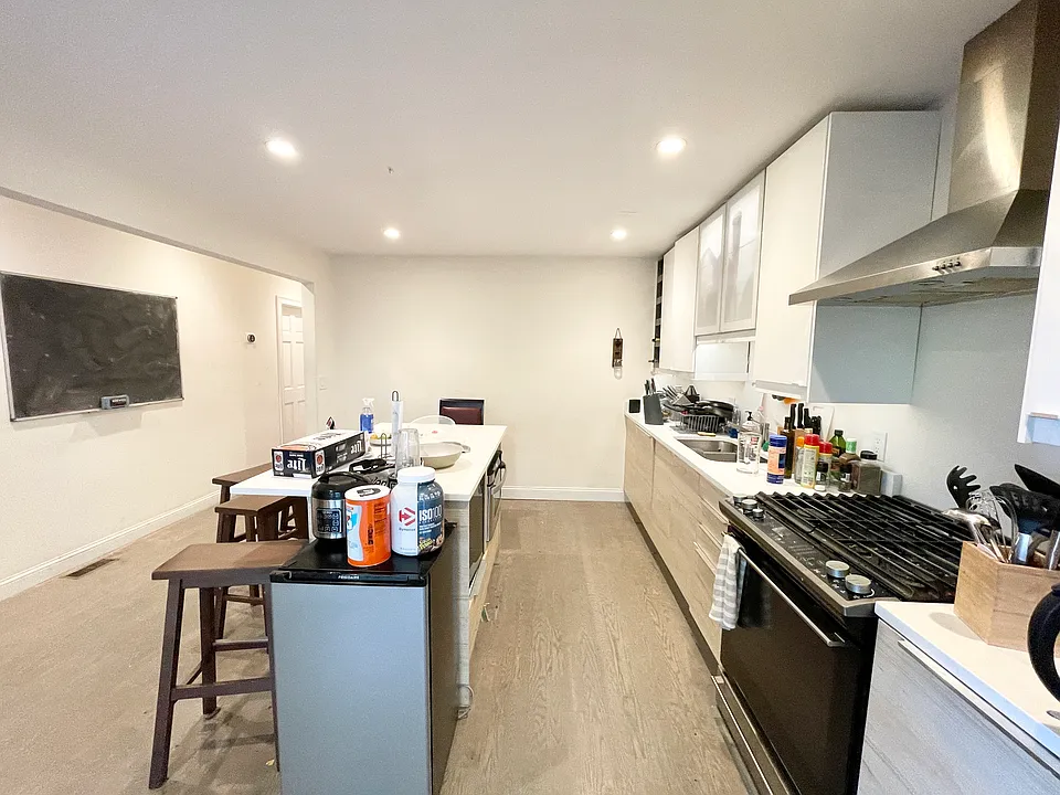 21 Iroquois St #1L