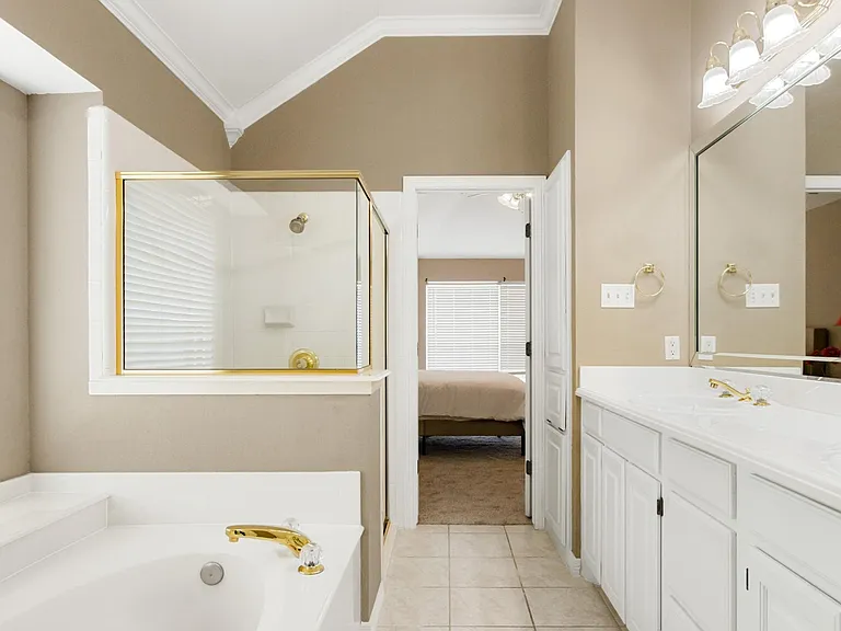 118 W Greenbriar Ln — Photo 24