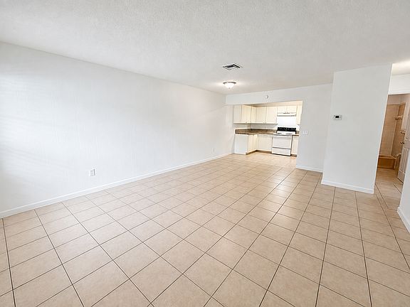 3rd image of 3881 Riverside Dr #B