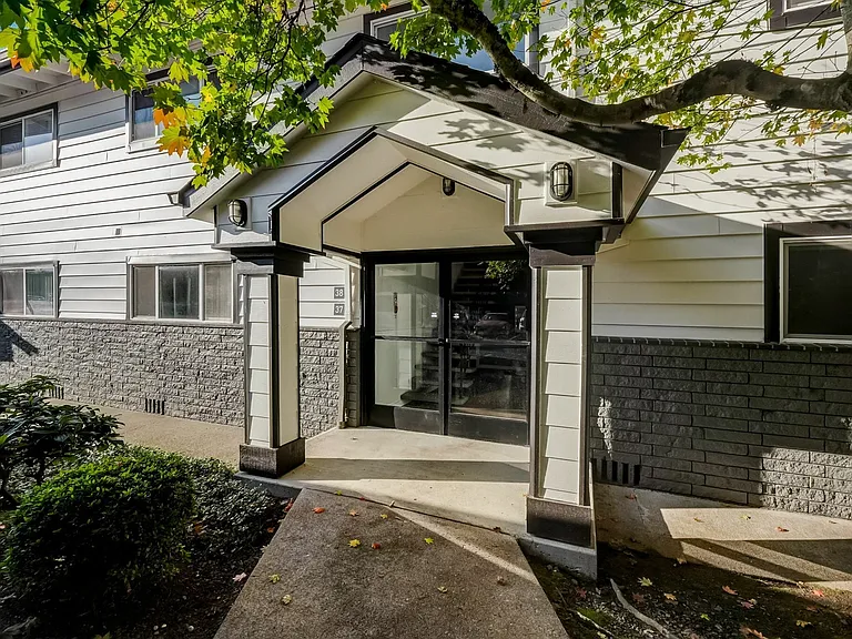 3-web-or-mls- SW Hall Blvd-003