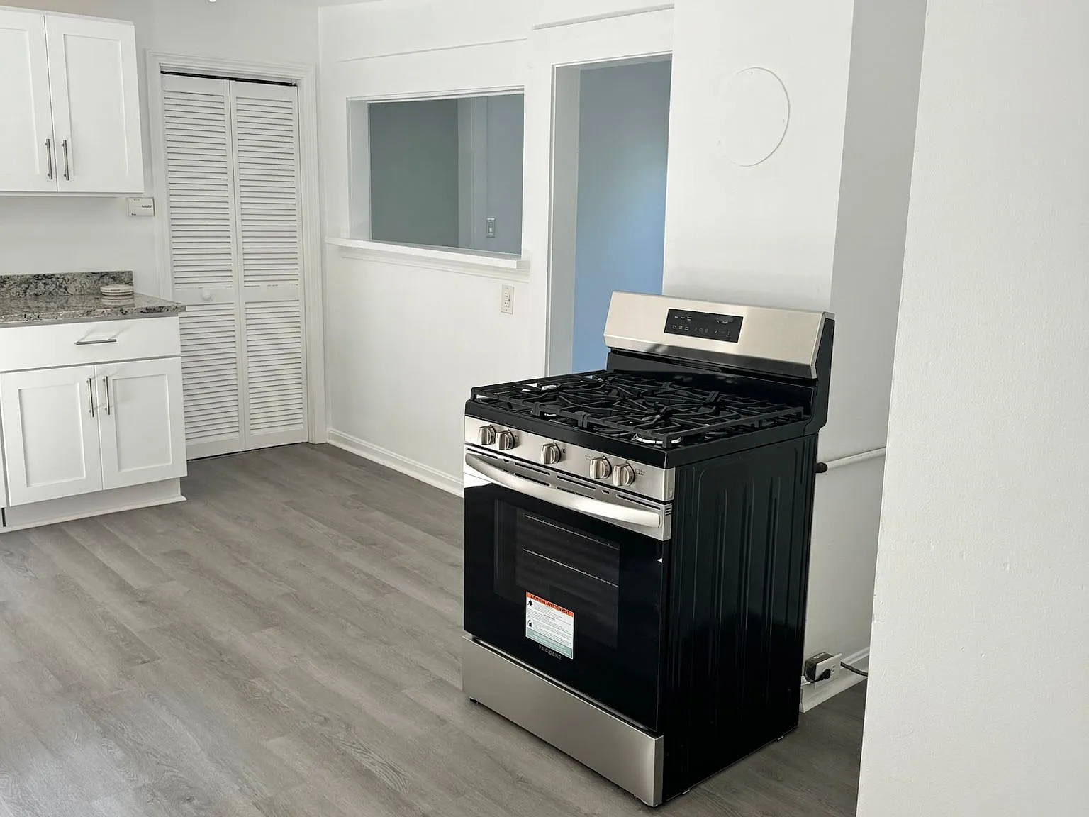 2 bed, 1.0 bath, $1,900 — Photo 2