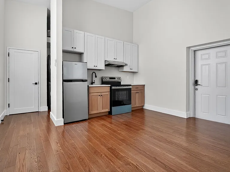402 Crown St — Photo 16