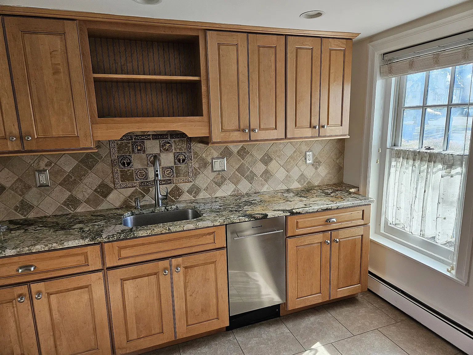 3 bed, 1.5 bath, 1342 sqft, $2,500 — Photo 4