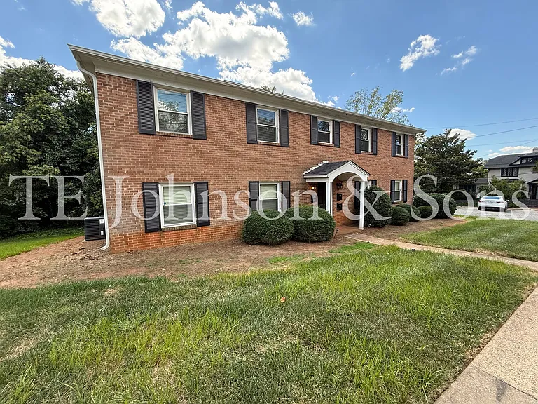 Modern 2 Bedroom Apartment with Water Included on Forsyth St — Photo 3